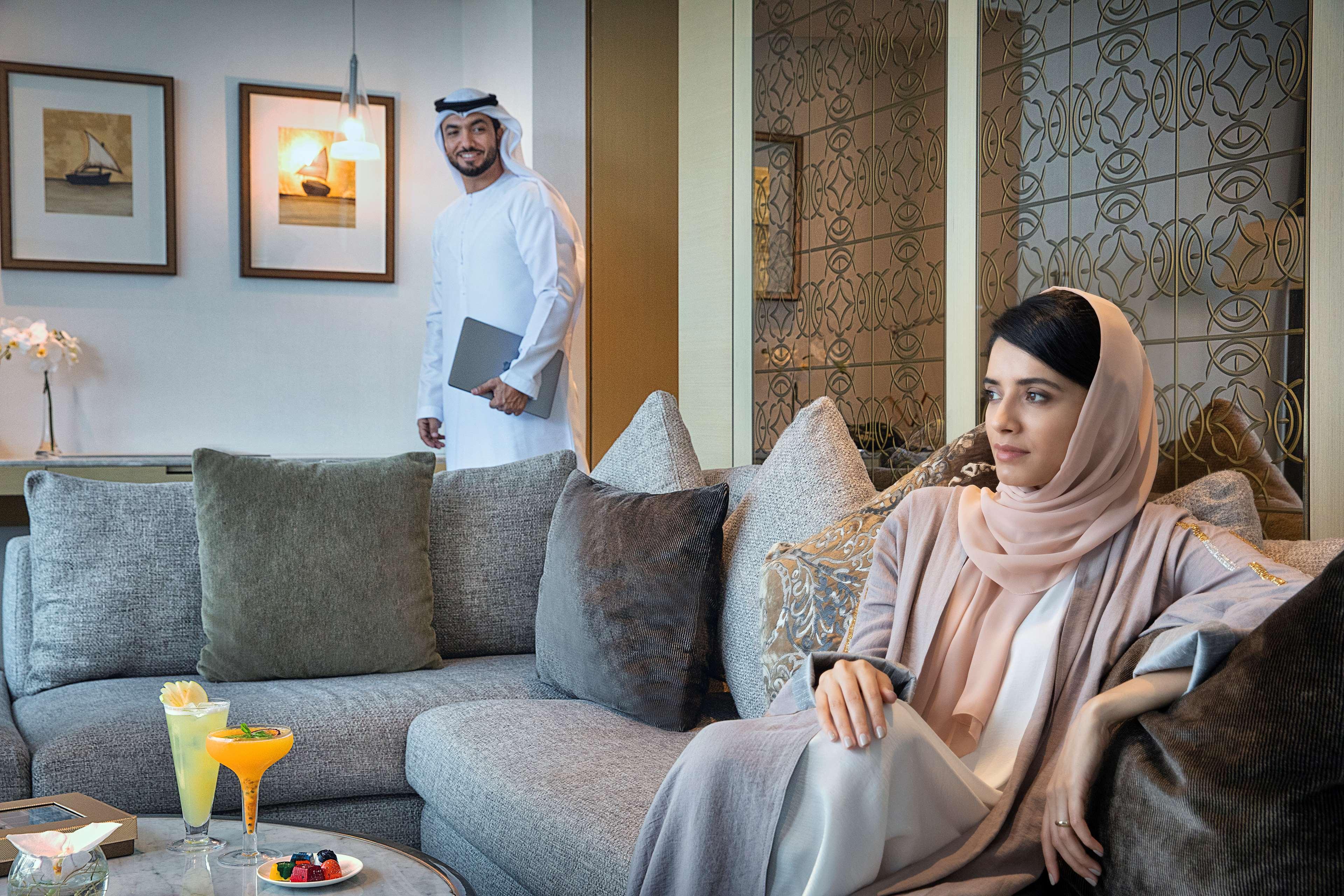 Hotel Conrad Abu Dhabi Etihad Towers Esterno foto Emirati couple