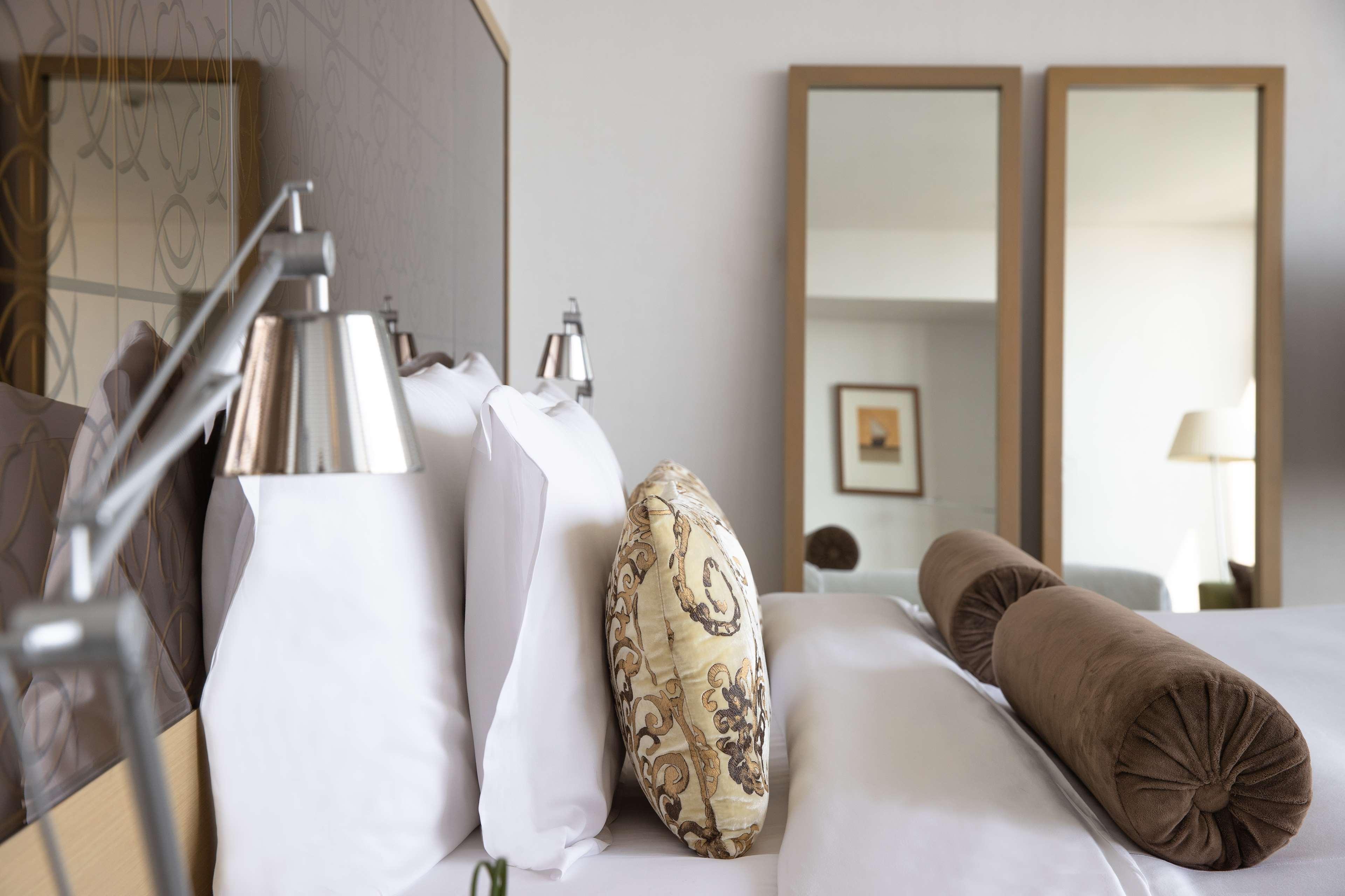 Hotel Conrad Abu Dhabi Etihad Towers Esterno foto A bedroom at the hotel