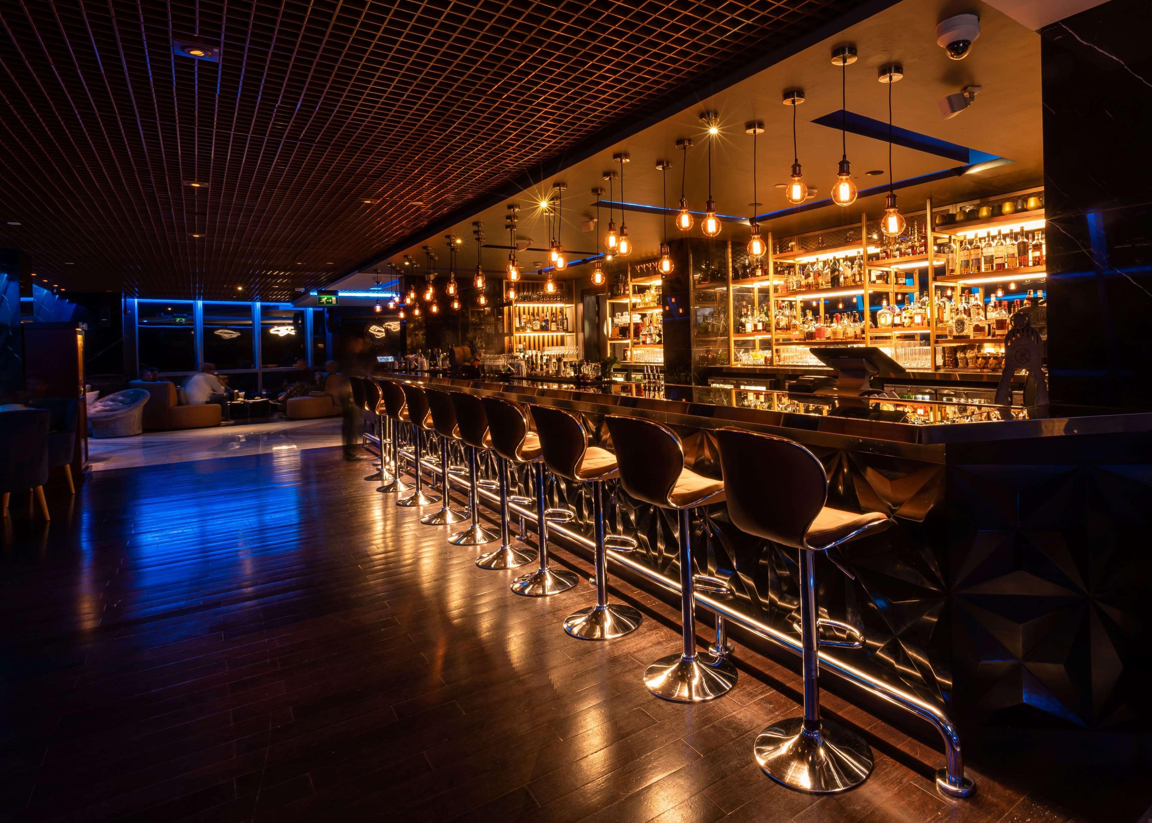 Hotel Conrad Abu Dhabi Etihad Towers Esterno foto The bar at the 101 bar
