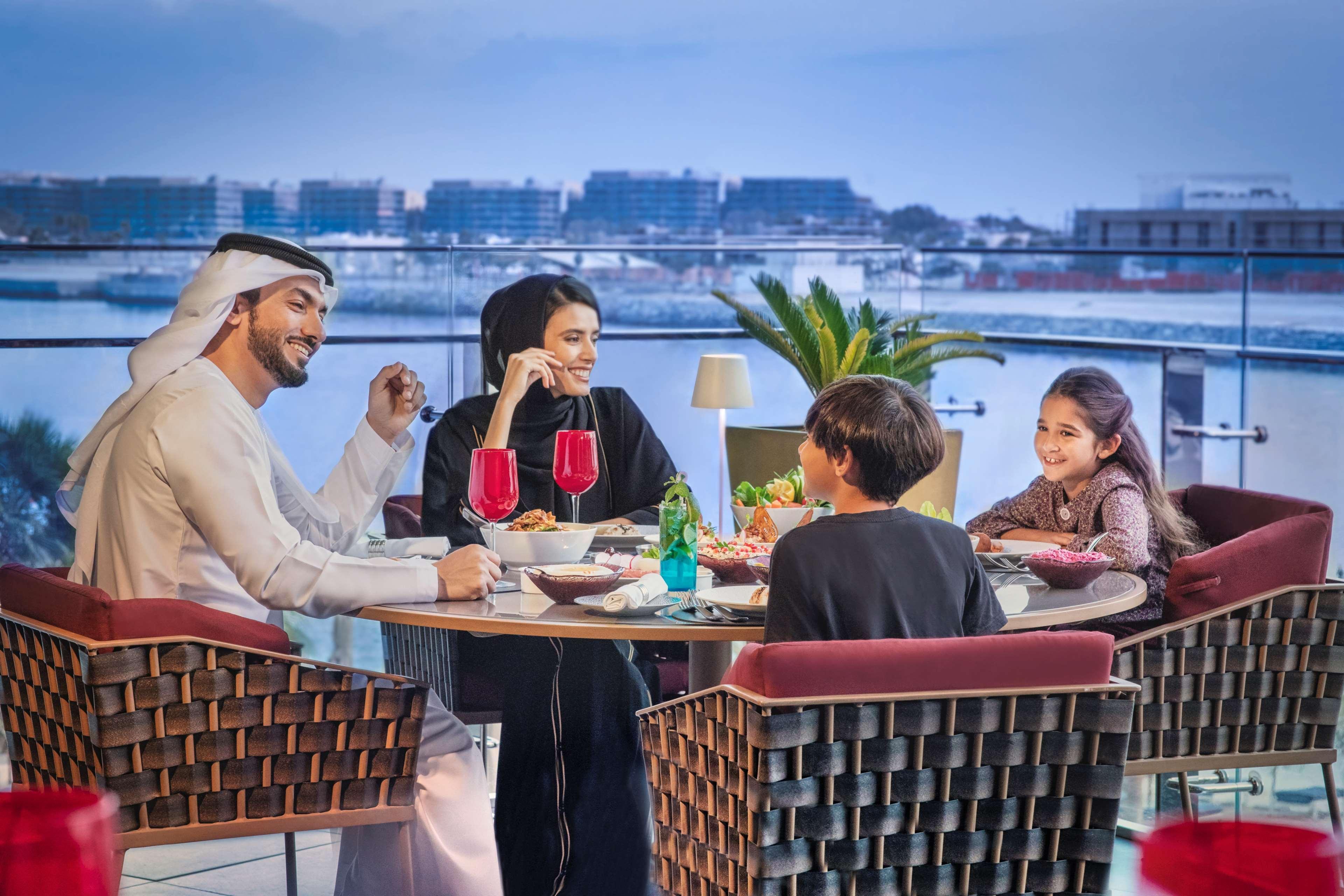 Hotel Conrad Abu Dhabi Etihad Towers Esterno foto A family at the Ritz-Carlton, DIFC