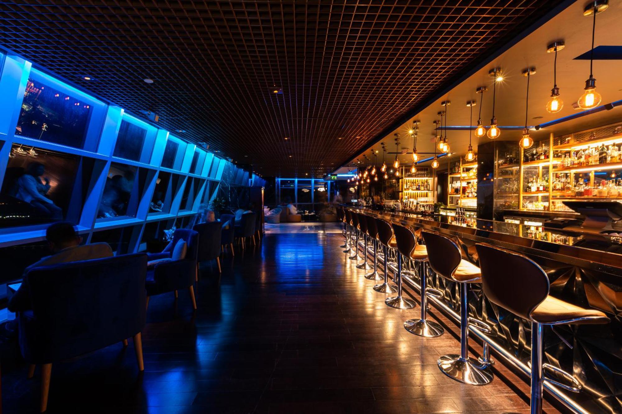 Hotel Conrad Abu Dhabi Etihad Towers Esterno foto The bar at the 101 bar