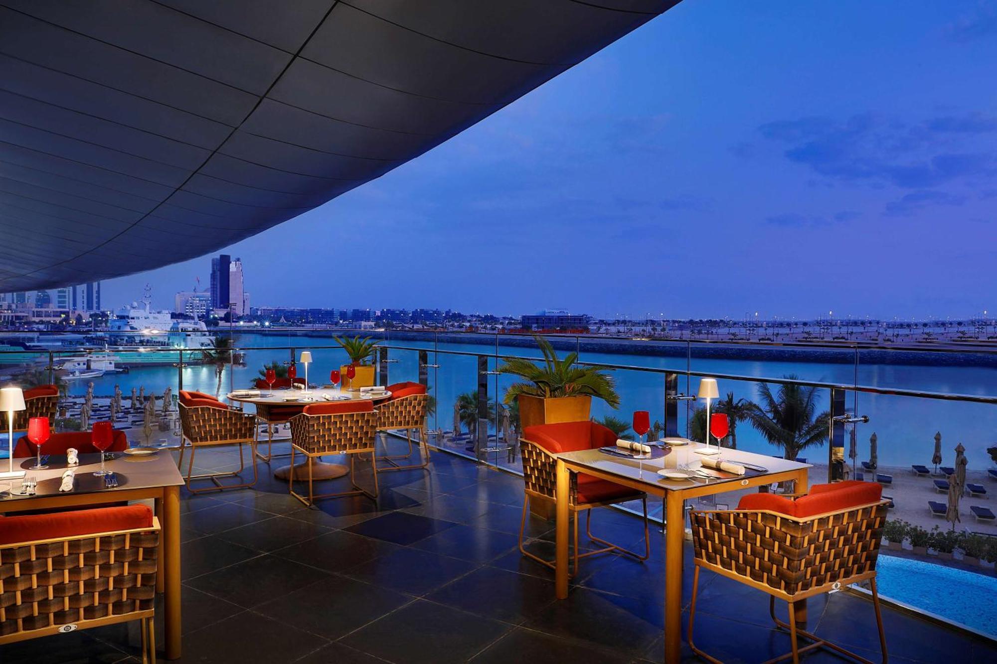 Hotel Conrad Abu Dhabi Etihad Towers Esterno foto View from the restaurant