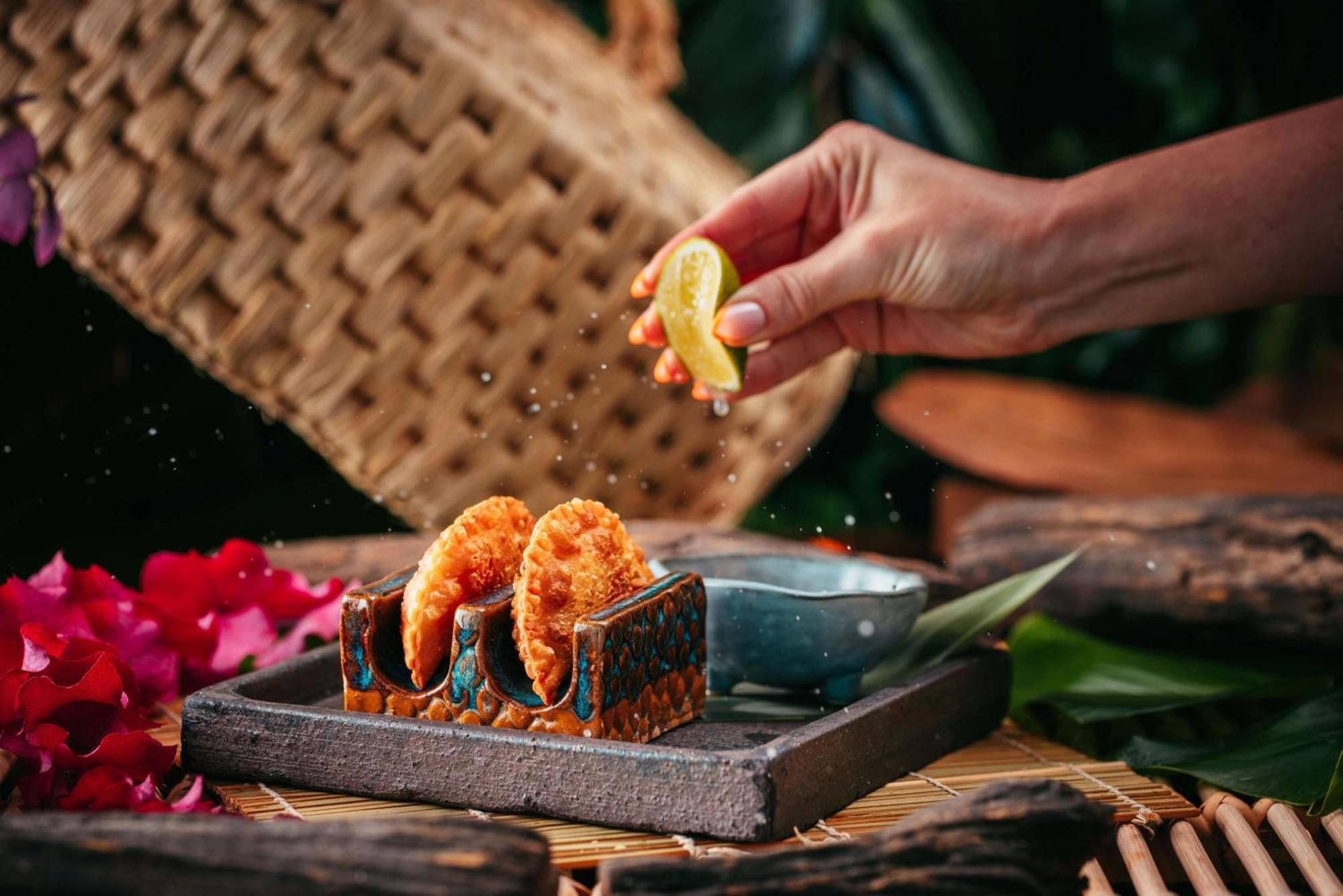 Hotel Conrad Abu Dhabi Etihad Towers Esterno foto Shrimp being seasoned with lime